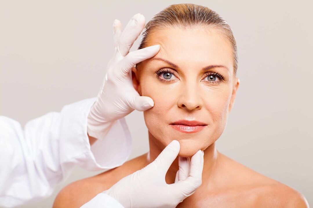 美容师选择适当的方法使面部皮肤恢复活力
